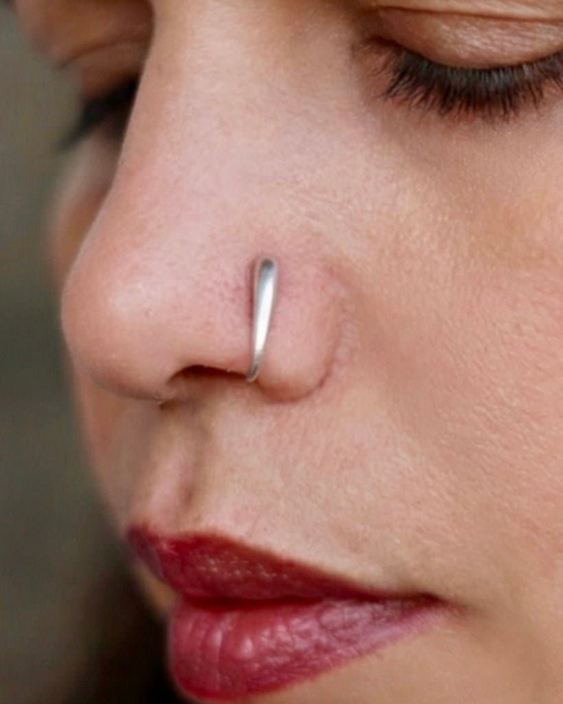 Svara Drop Curve Nose Pin