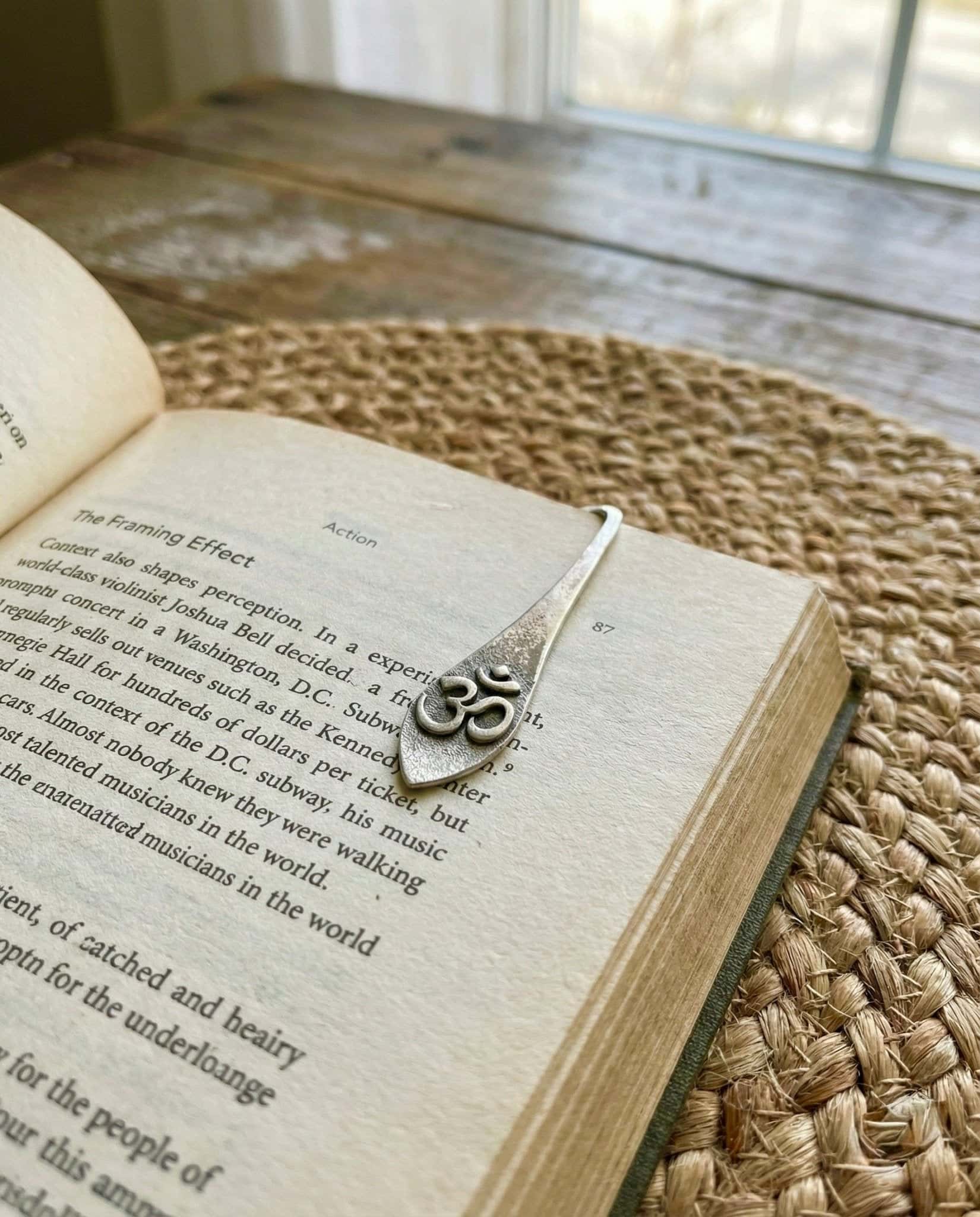 Om Essence Bookmark
