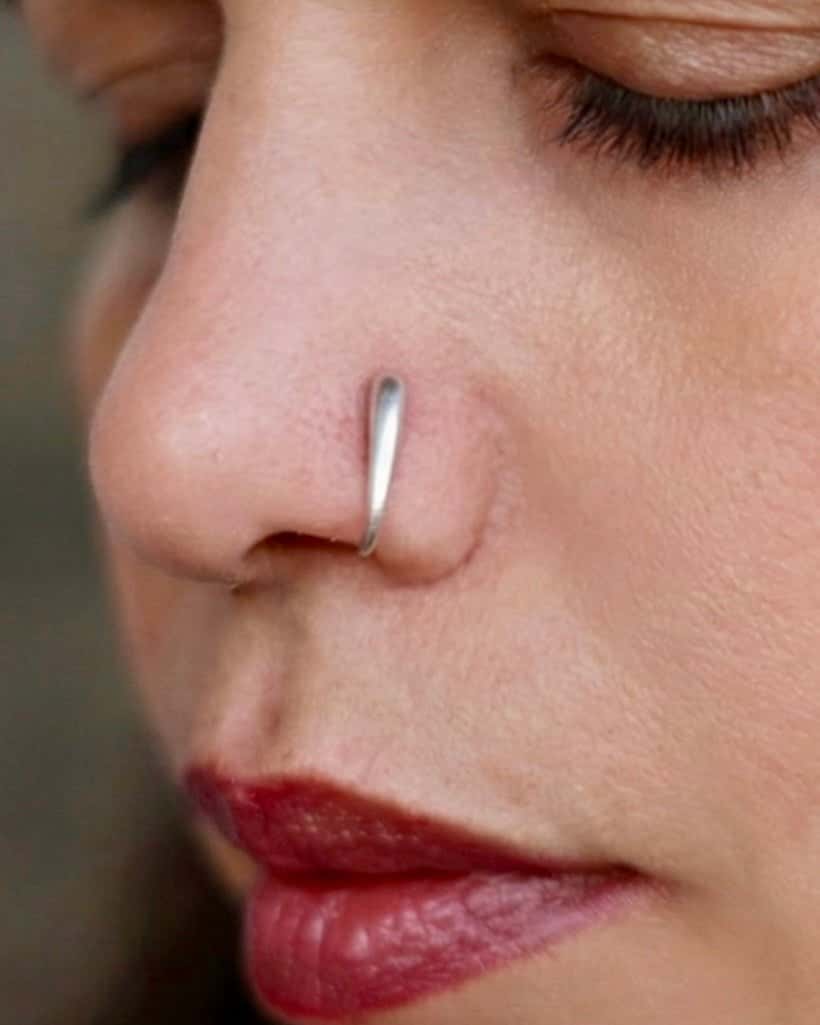 Svara Drop Curve Nose Pin